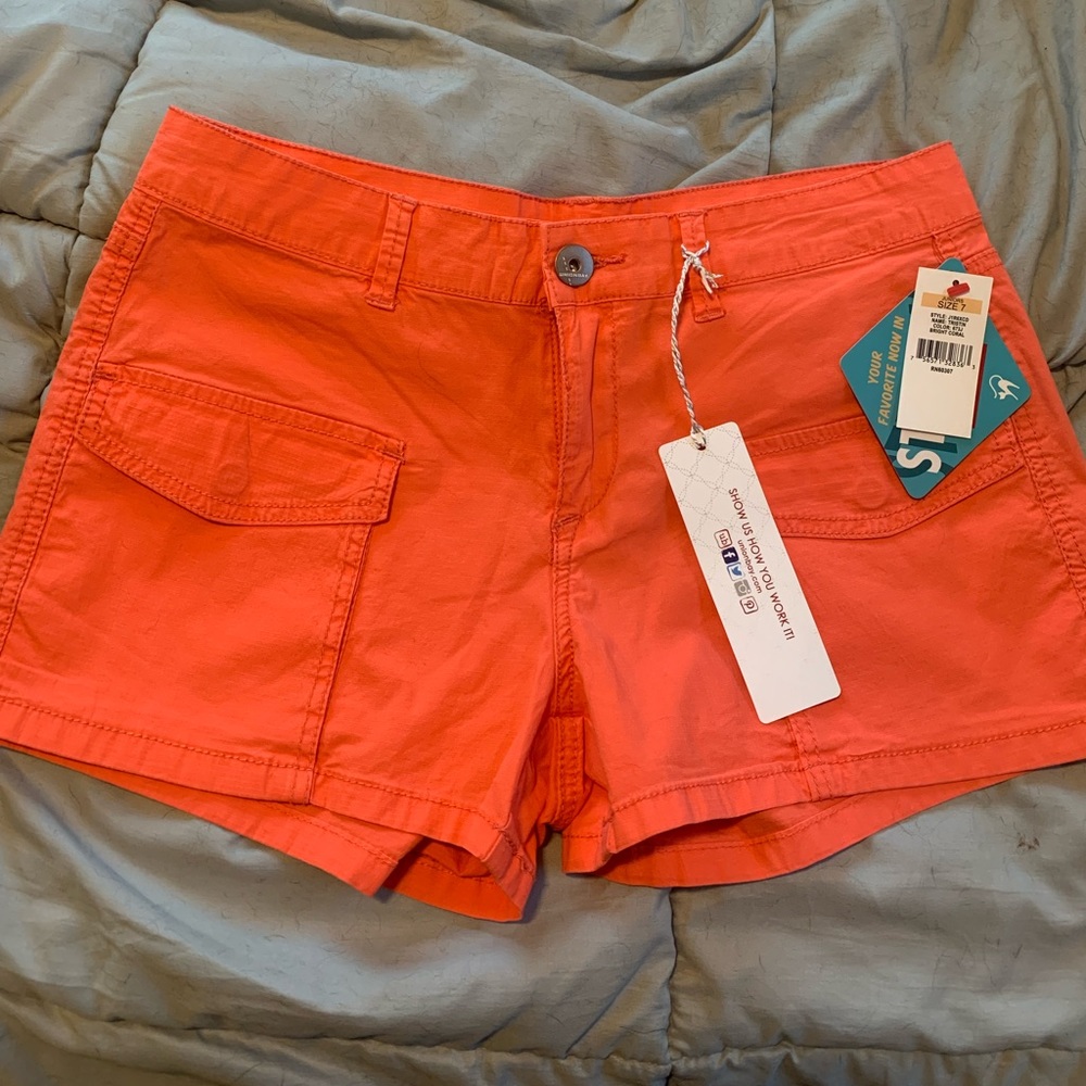NWT Union bay size 7 coral colored shorts.